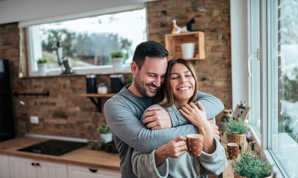 Un homme et femme à la maison qui bénéficie du chauffage résidentiel